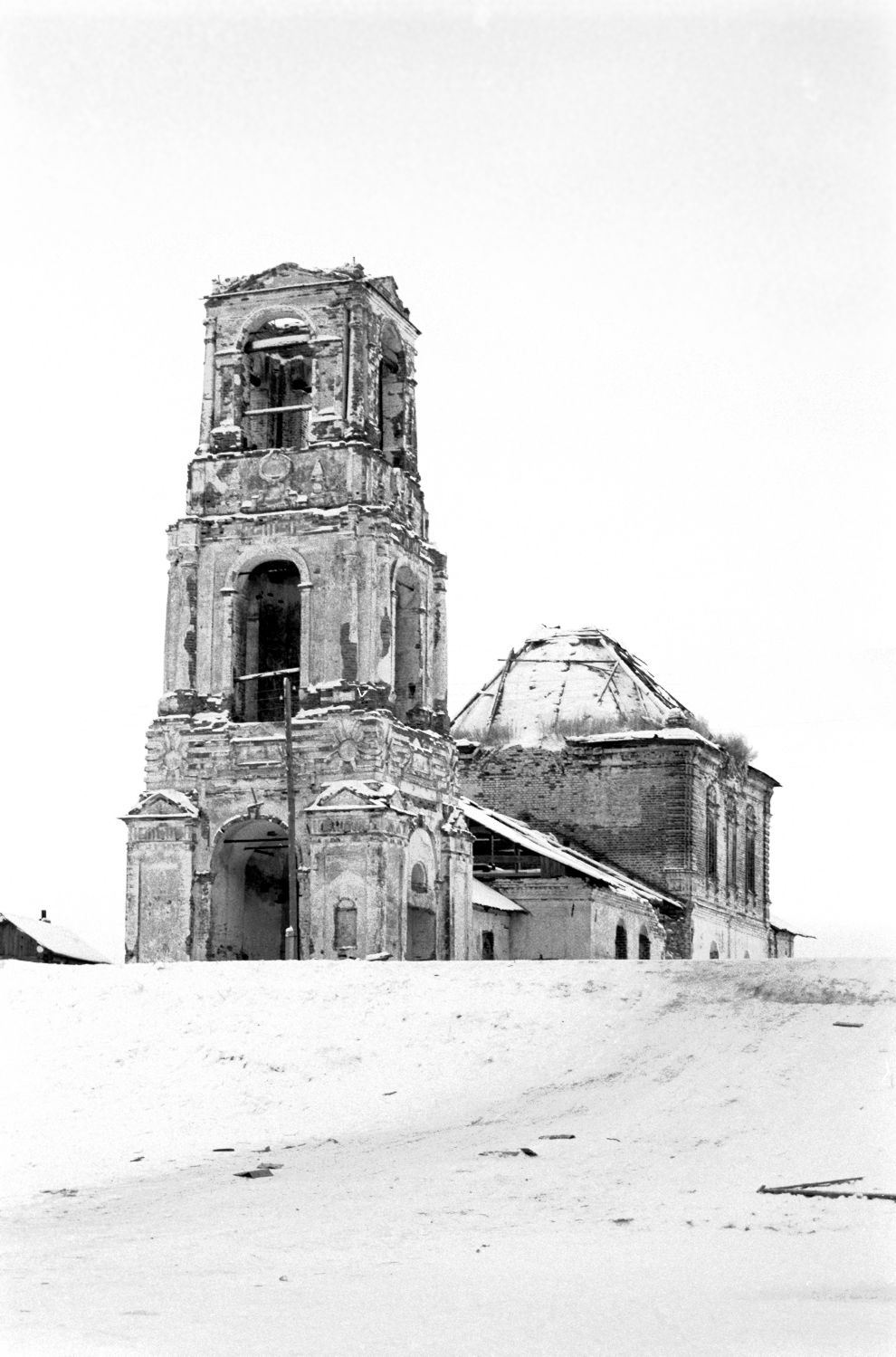 Ukhta
Russia. Arkhangelsk Region. Kargopol District
Church of Trinity
1999-11-26
© Photograph by William Brumfield