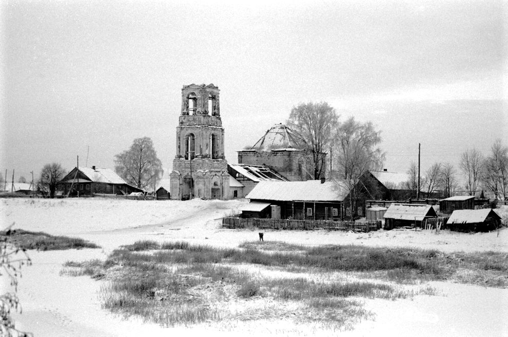 Ukhta
Russia. Arkhangelsk Region. Kargopol District
Church of Trinity
Panorama, with church of the Trinity
1999-11-26
© Photograph by William Brumfield