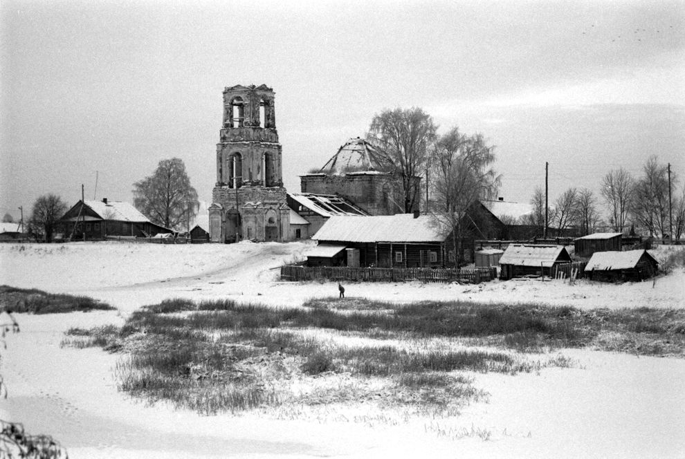 Ukhta
Russia. Arkhangelsk Region. Kargopol District
Church of Trinity
Panorama, with church of the Trinity
1999-11-26
© Photograph by William Brumfield