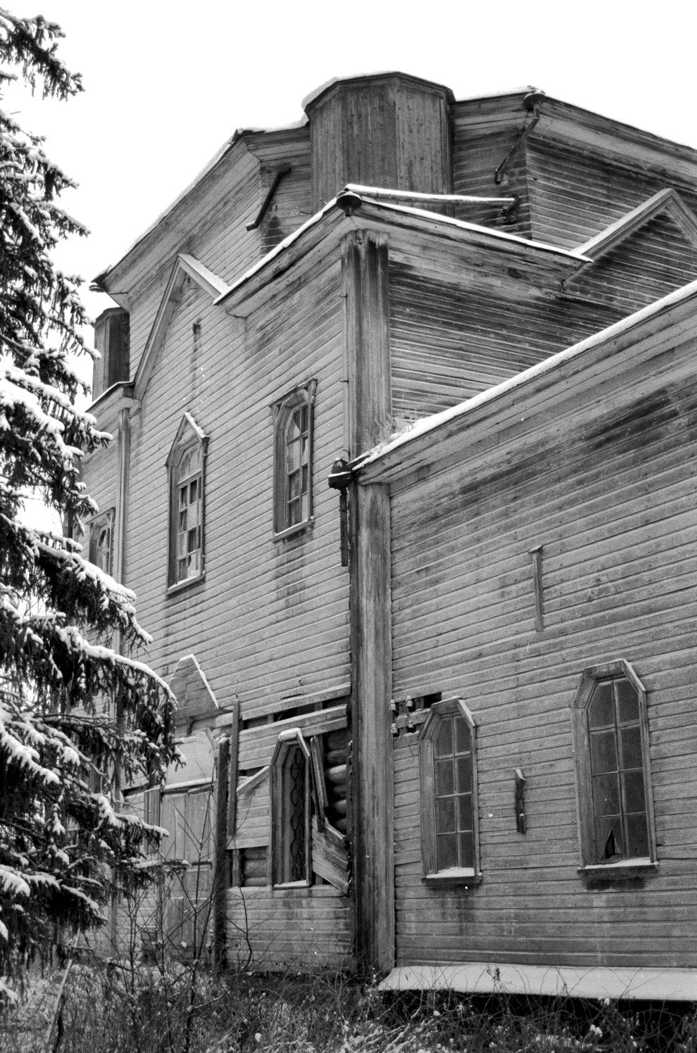 Lovzanga
Russia. Arkhangelsk Region. Kargopol District
Log church of Saint Nicholas
1999-11-26
© Photograph by William Brumfield