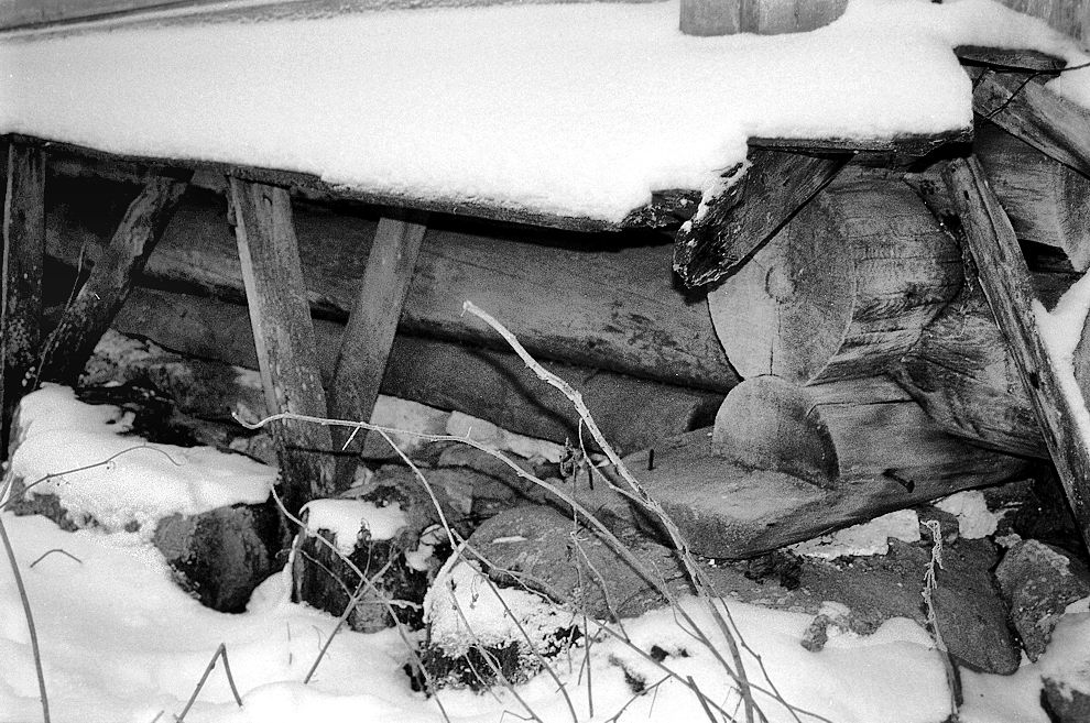 Lovzanga
Russia. Arkhangelsk Region. Kargopol District
Log church of Saint Nicholas
Foundation detail
1999-11-26
© Photograph by William Brumfield