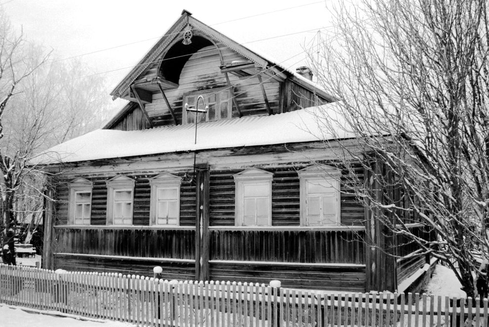 Ловзанга (Жуковская), д. (Павловское МО)
Россия. Архангельская обл.. Каргопольский р-н
Бревенчатый дом
1999-11-26
© Фотография Уильяма Брумфилда