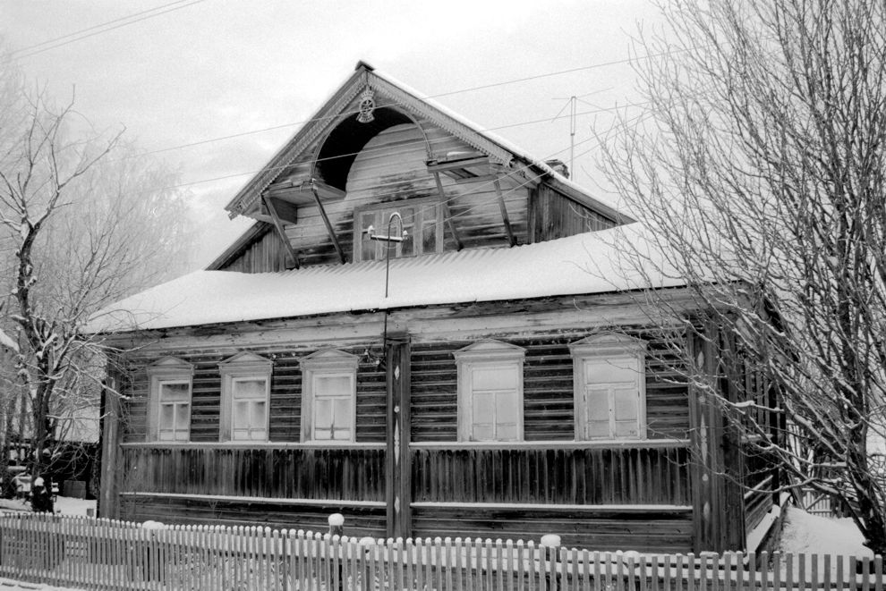 Ловзанга (Жуковская), д. (Павловское МО)
Россия. Архангельская обл.. Каргопольский р-н
Бревенчатый дом
1999-11-26
© Фотография Уильяма Брумфилда