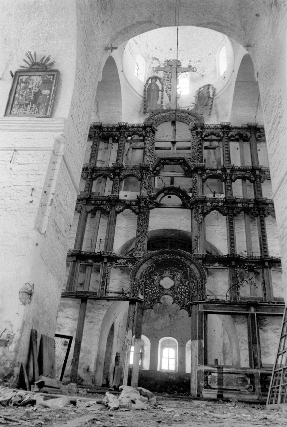 Kargopol
Russia. Arkhangelsk Region. Kargopol District
Church of the Resurrection
Interior. Iconostasis
1999-11-28
© Photograph by William Brumfield