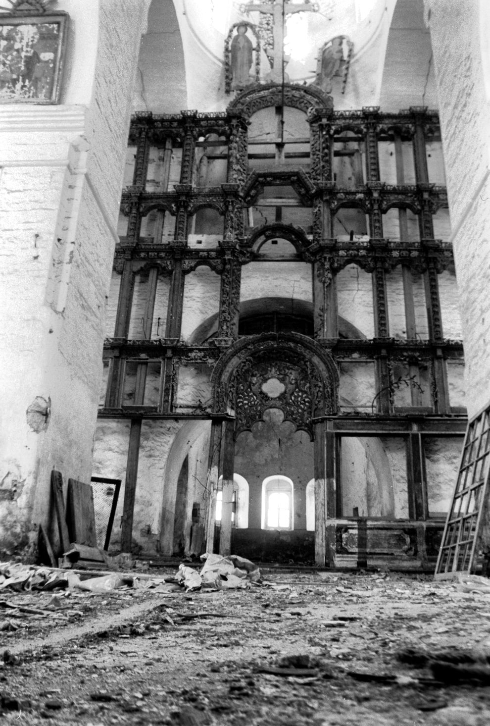 Kargopol
Russia. Arkhangelsk Region. Kargopol District
Church of the Resurrection
Interior. Iconostasis
1999-11-28
© Photograph by William Brumfield