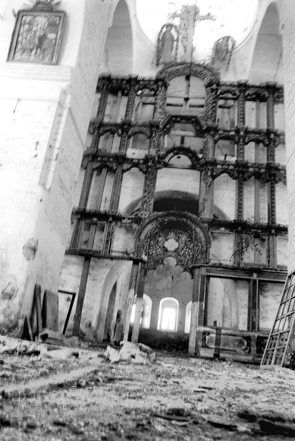 Kargopol
Russia. Arkhangelsk Region. Kargopol District
Church of the Resurrection
Interior. Iconostasis
1999-11-28
© Photograph by William Brumfield