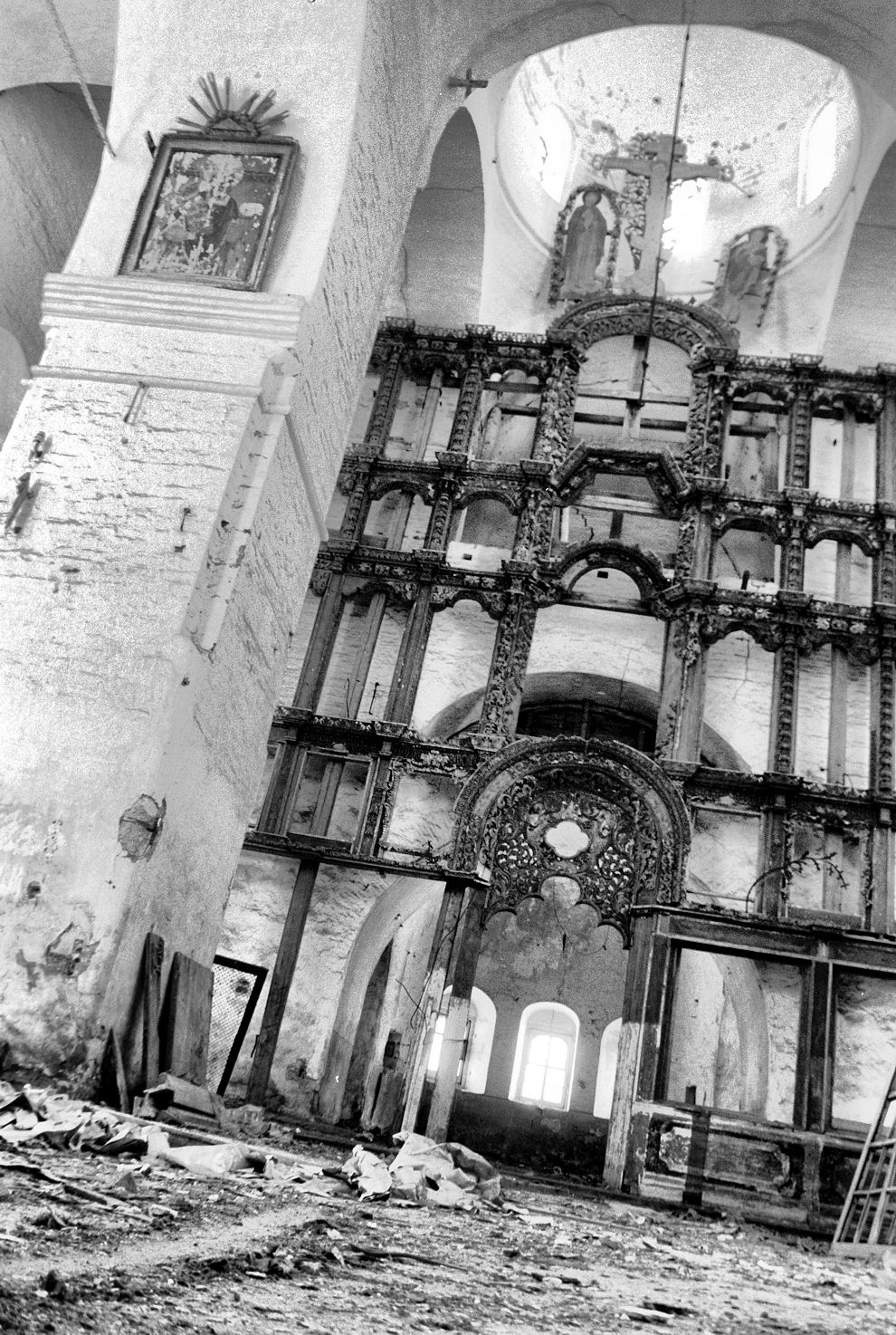 Kargopol
Russia. Arkhangelsk Region. Kargopol District
Church of the Resurrection
Interior. Iconostasis
1999-11-28
© Photograph by William Brumfield