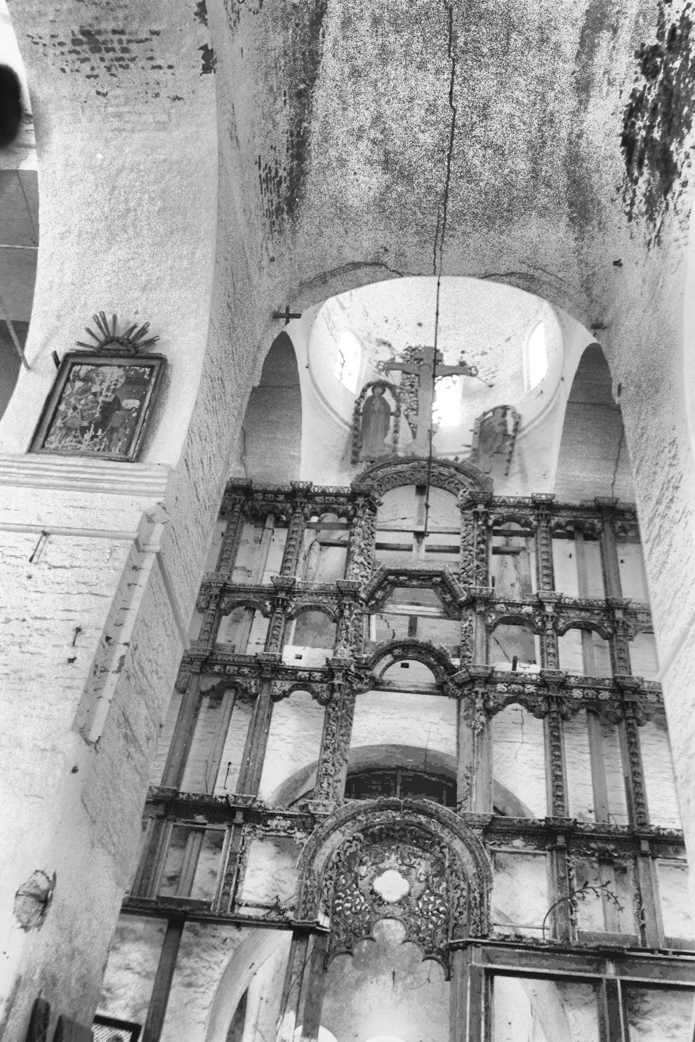 Kargopol
Russia. Arkhangelsk Region. Kargopol District
Church of the Resurrection
Interior. Iconostasis
1999-11-28
© Photograph by William Brumfield