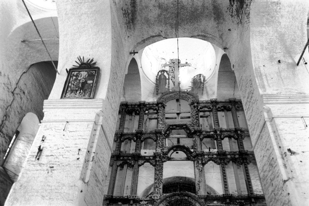 Kargopol
Russia. Arkhangelsk Region. Kargopol District
Church of the Resurrection
Interior. Iconostasis
1999-11-28
© Photograph by William Brumfield