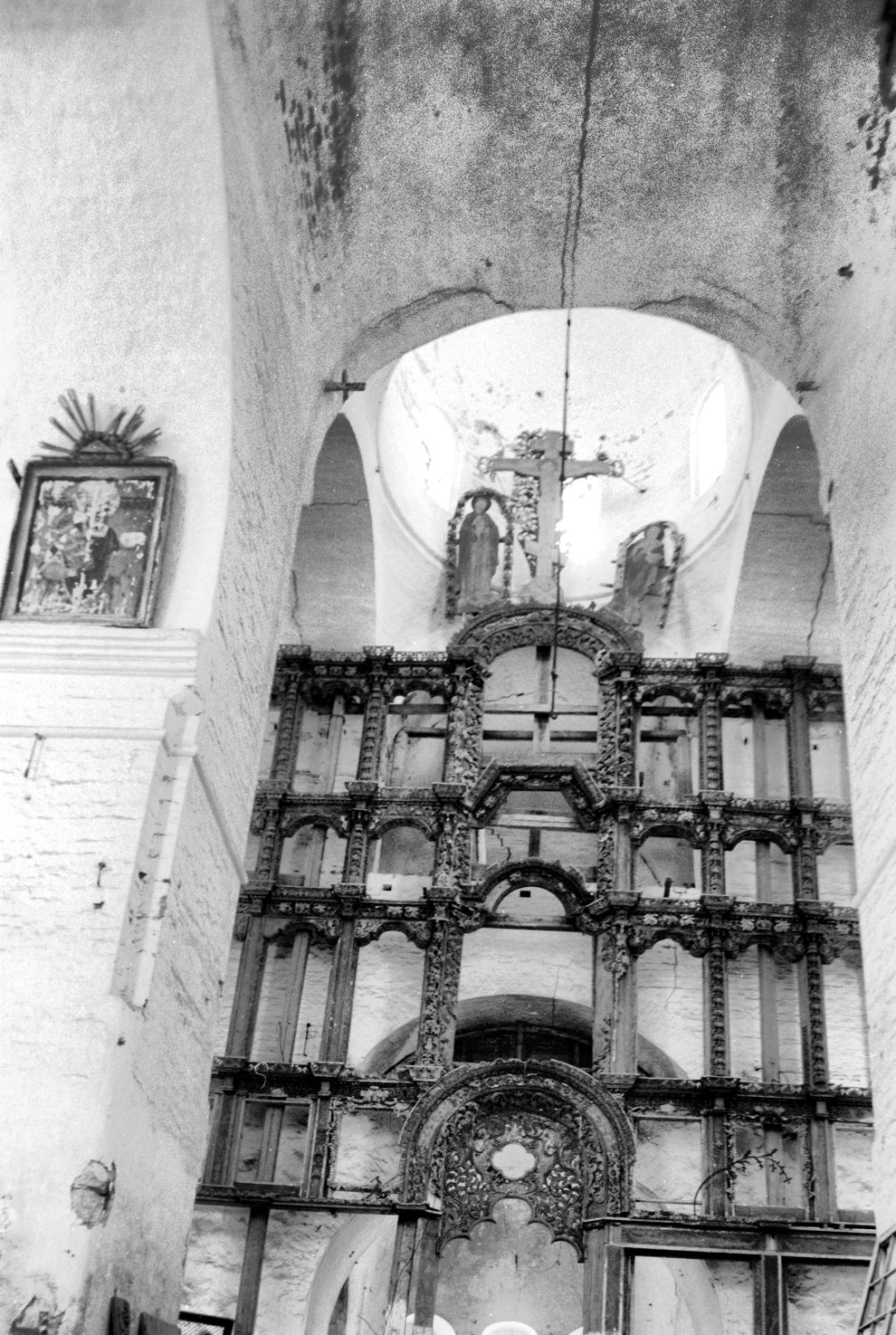 Kargopol
Russia. Arkhangelsk Region. Kargopol District
Church of the Resurrection
Interior. Iconostasis
1999-11-28
© Photograph by William Brumfield