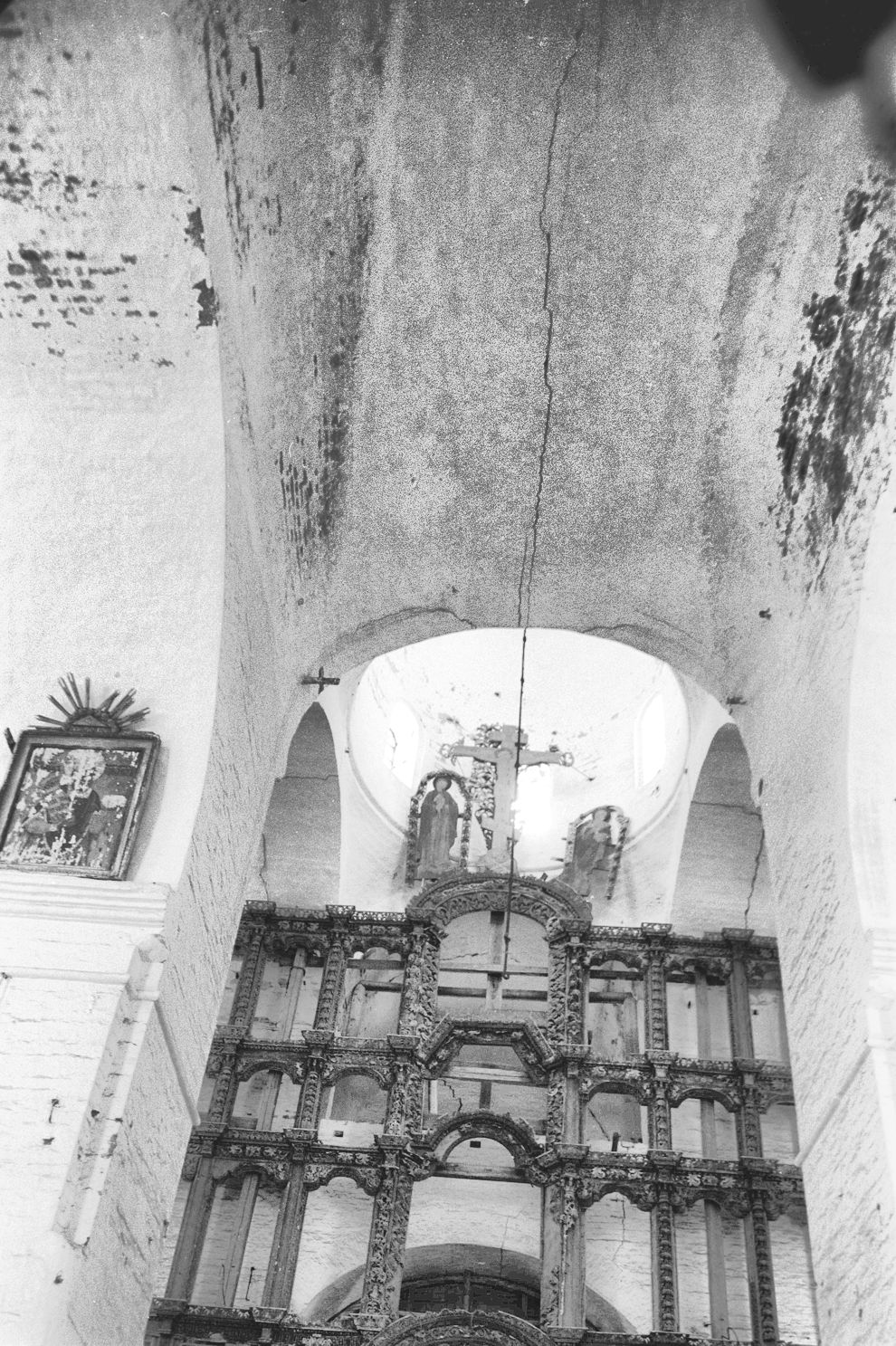 Kargopol
Russia. Arkhangelsk Region. Kargopol District
Church of the Resurrection
Interior. Iconostasis
1999-11-28
© Photograph by William Brumfield