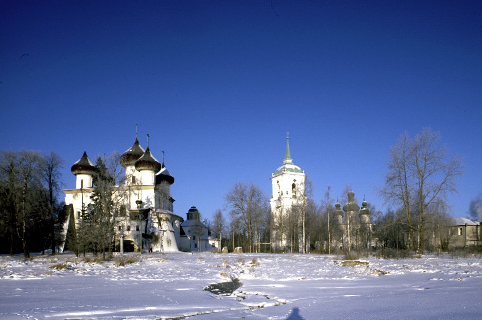 Kargopol
Russia. Arkhangelsk Region. Kargopol District
Embankment
1999-11-25
© Photographs by William Brumfield