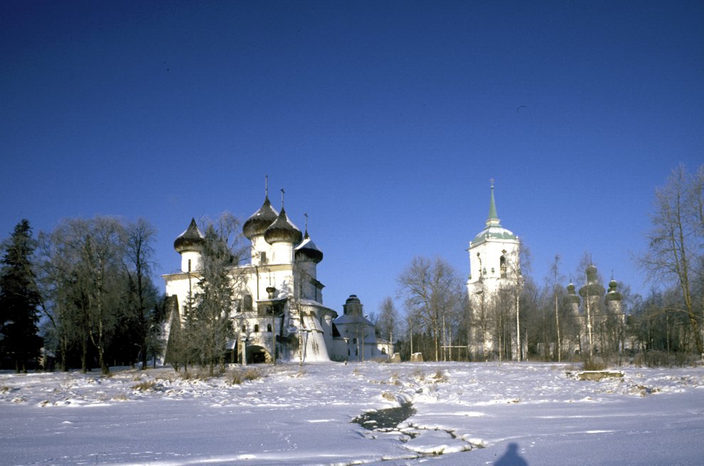 Kargopol
Russia. Arkhangelsk Region. Kargopol District
Embankment
1999-11-25
© Photographs by William Brumfield