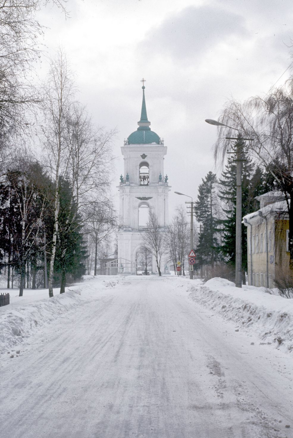 Kargopol
Russia. Arkhangelsk Region. Kargopol District
View along Leningrad Street
1998-02-27
© Photographs by William Brumfield