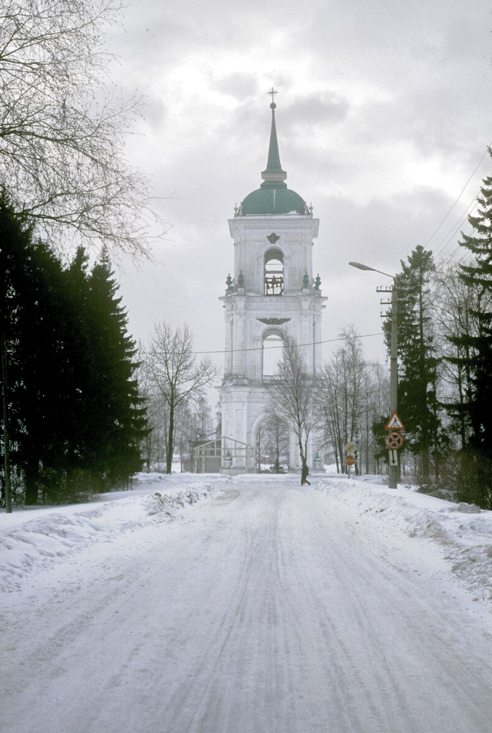 Kargopol
Russia. Arkhangelsk Region. Kargopol District
Cathedral bell towerSobornaia Square
1998-02-27
© Photographs by William Brumfield