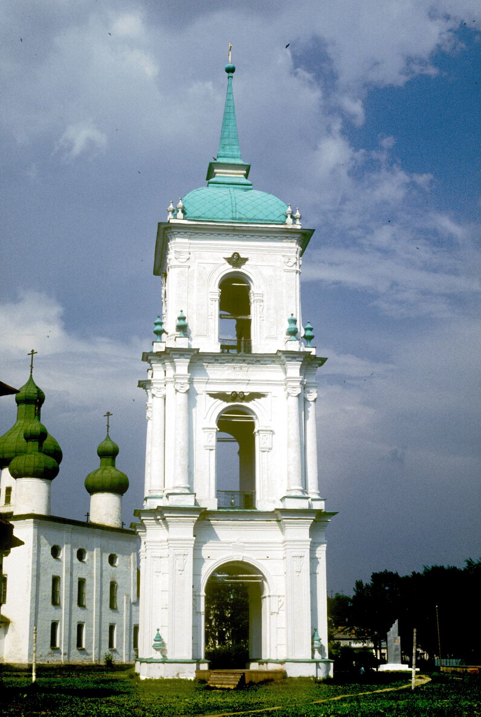 Kargopol
Russia. Arkhangelsk Region. Kargopol District
Church of the Nativity of John the BaptistSobornaia Square
1998-06-16
© Photographs by William Brumfield