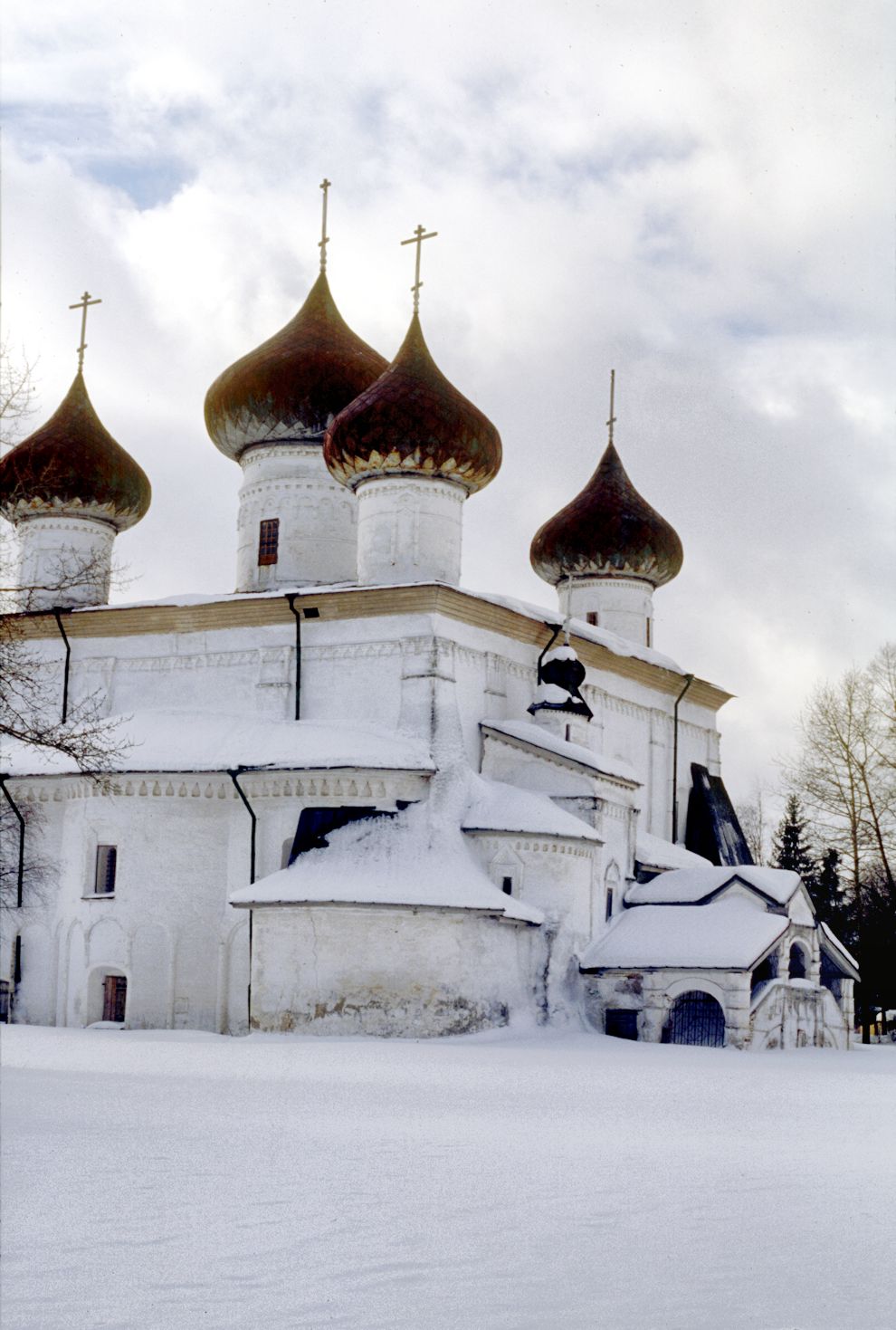 Каргополь, г.
Россия. Архангельская обл.. Каргопольский р-н
Собор Рождества ХристоваНабережная Баранова
1998-02-27
© Фотографии Уильяма Брумфилда