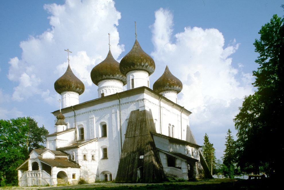 Каргополь, г.
Россия. Архангельская обл.. Каргопольский р-н
Собор Рождества ХристоваНабережная Баранова
1998-06-16
© Фотографии Уильяма Брумфилда