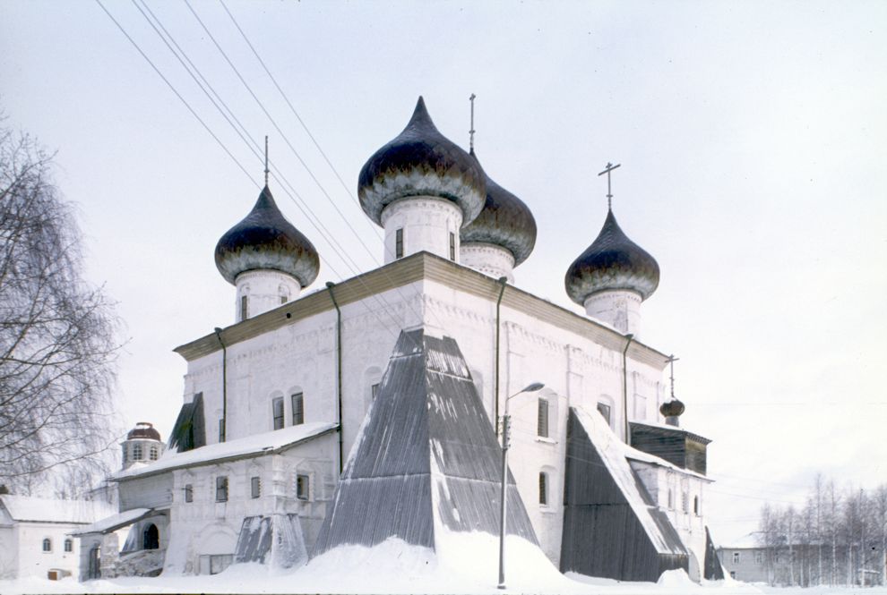 Каргополь, г.
Россия. Архангельская обл.. Каргопольский р-н
Собор Рождества ХристоваНабережная Баранова
1998-02-27
© Фотографии Уильяма Брумфилда