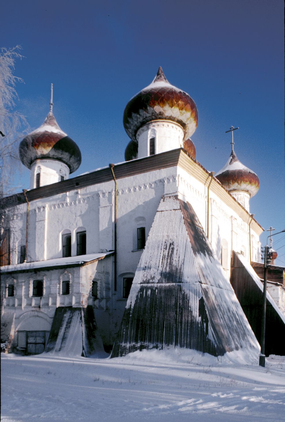 Каргополь, г.
Россия. Архангельская обл.. Каргопольский р-н
Собор Рождества ХристоваНабережная Баранова
1999-11-25
© Фотографии Уильяма Брумфилда