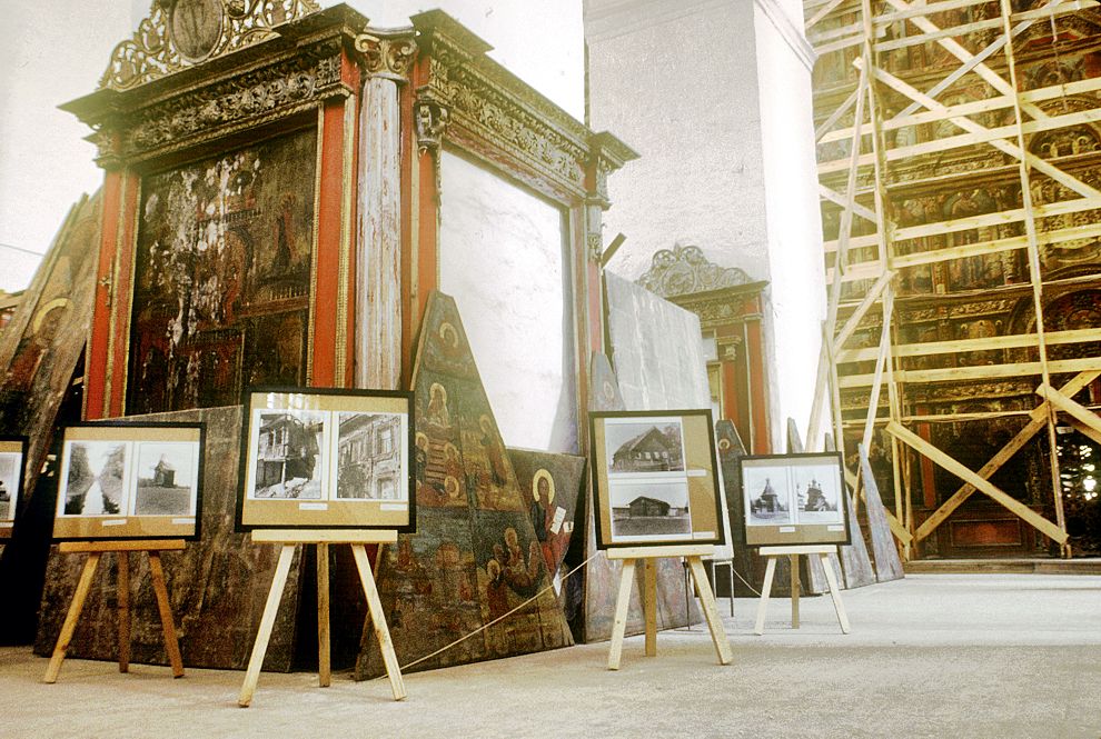 Kargopol
Russia. Arkhangelsk Region. Kargopol District
Cathedral of the Nativity of ChristBaranov embankment
Interior. Northwest pier
1999-07-01
© Photographs by William Brumfield