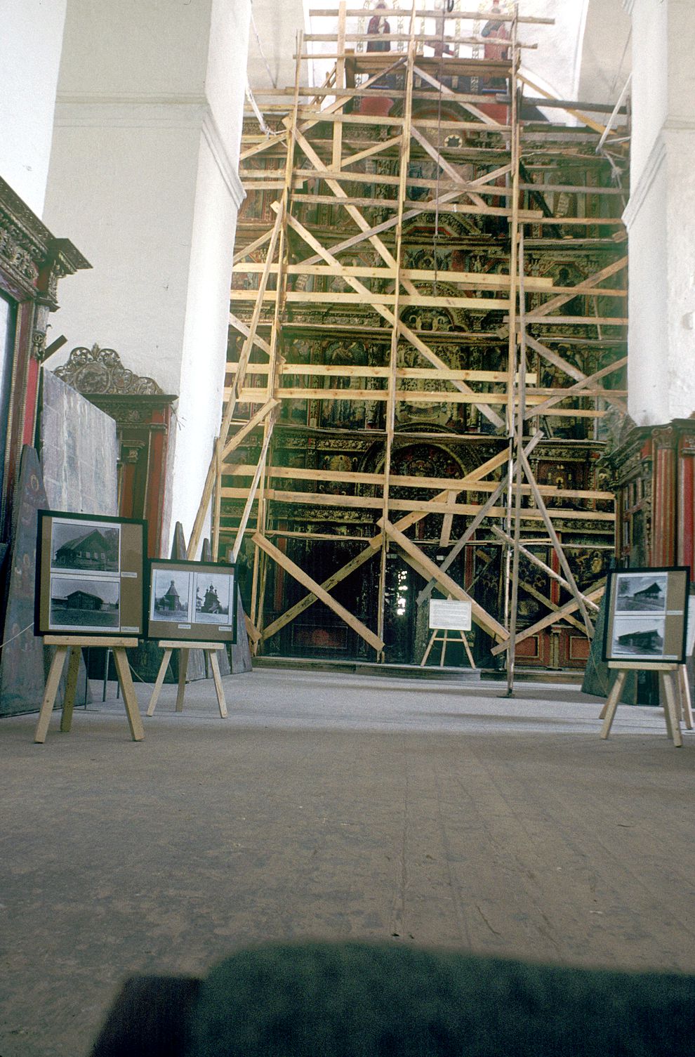 Kargopol
Russia. Arkhangelsk Region. Kargopol District
Cathedral of the Nativity of ChristBaranov embankment
Interior. Iconostasis
1999-07-01
© Photographs by William Brumfield