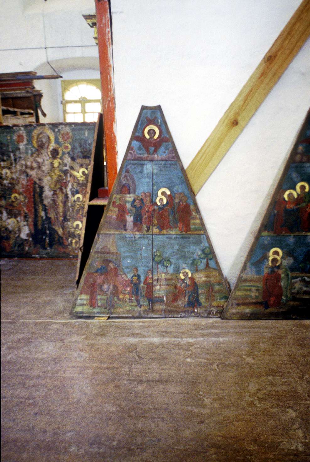 Kargopol
Russia. Arkhangelsk Region. Kargopol District
Cathedral of the Nativity of ChristBaranov embankment
Interior. Panels from painted ceilings (`Nebesa`) in local log churches
1999-07-01
© Photographs by William Brumfield