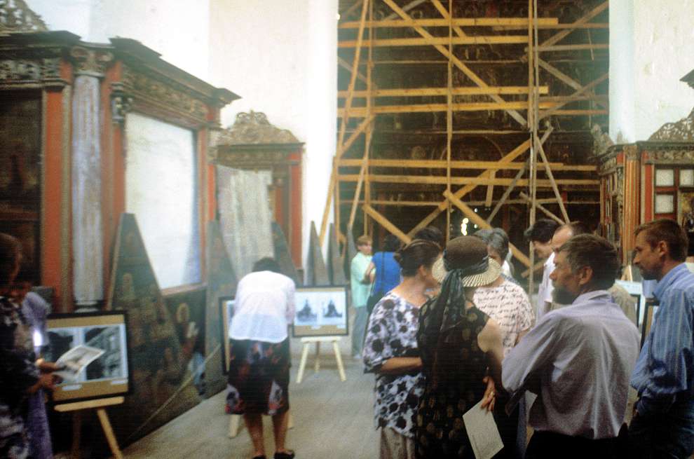 Kargopol
Russia. Arkhangelsk Region. Kargopol District
Cathedral of the Nativity of ChristBaranov embankment
Interior. Opening of exhibition of William  Brumfield`s photographs of architecture of the Russian North
1999-07-01
© Photographs by William Brumfield