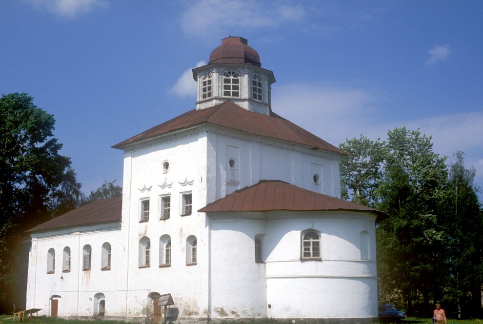 Каргополь, г.
Россия. Архангельская обл.. Каргопольский р-н
Церковь Введения во храм Пресвятой БогородицыСоборная пл.
1998-06-16
© Фотографии Уильяма Брумфилда