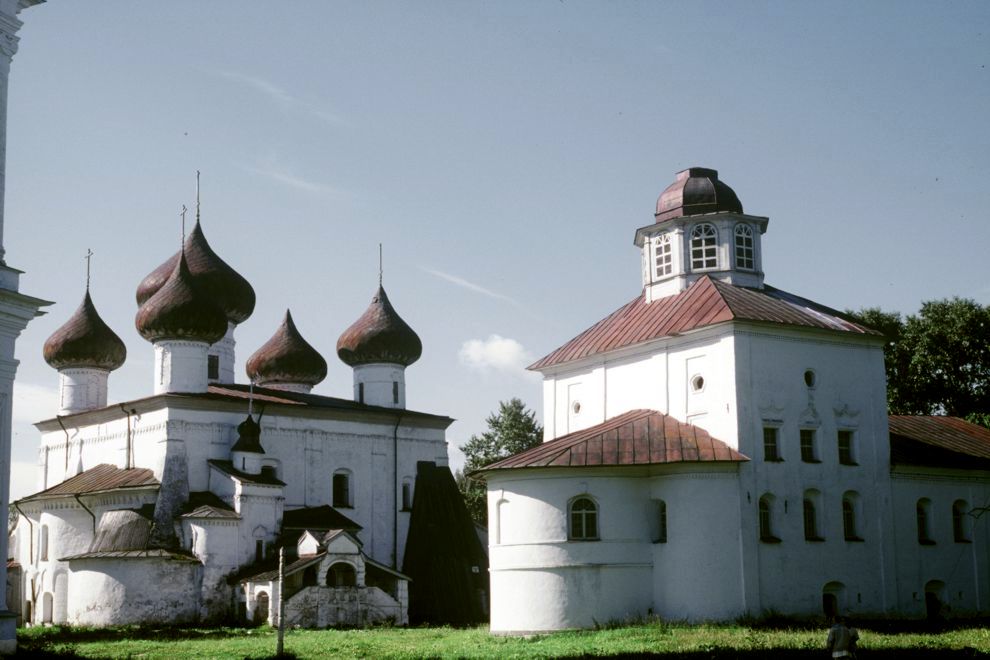 Каргополь, г.
Россия. Архангельская обл.. Каргопольский р-н
Церковь Введения во храм Пресвятой БогородицыСоборная пл.
1998-07-28
© Фотографии Уильяма Брумфилда