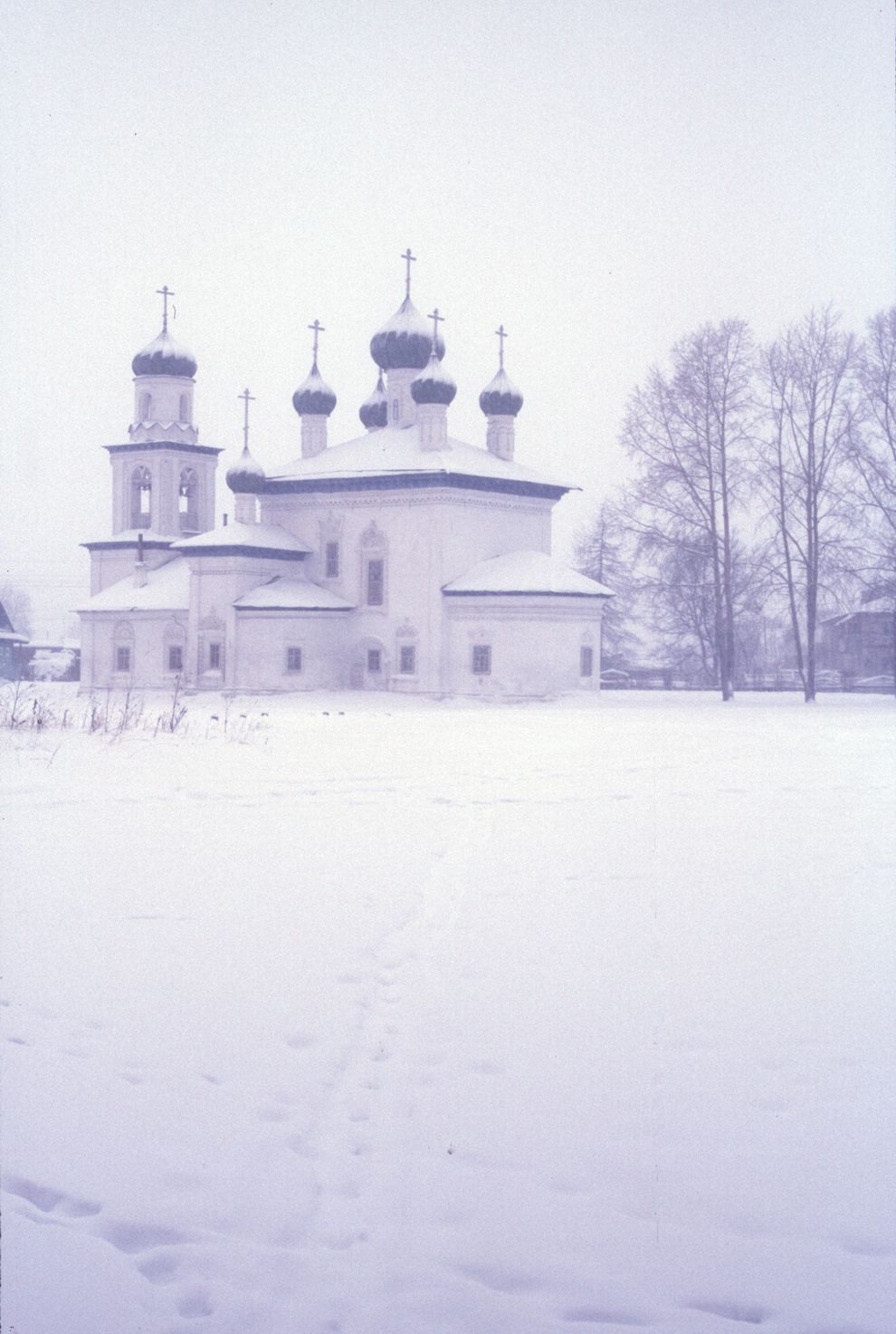 Каргополь, г.
Россия. Архангельская обл.. Каргопольский р-н
Церковь Рождества Пресвятой БогородицыЛенина ул. 32
1999-01-04
© Фотографии Уильяма Брумфилда