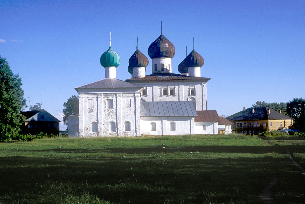 Kargopol
Russia. Arkhangelsk Region. Kargopol District
Churches of the AnnunciationStaraia Torgovaia square
1998-07-28
© Photographs by William Brumfield