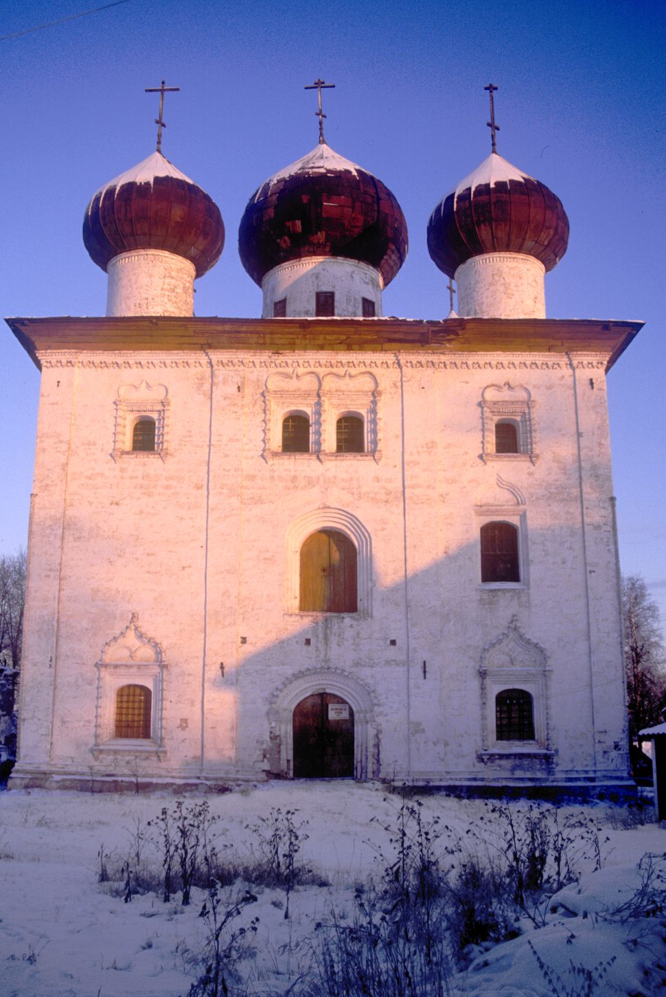 Каргополь, г.
Россия. Архангельская обл.. Каргопольский р-н
Церковь Благовещения Пресвятой БогородицыСтарая Торговая пл.
1999-11-25
© Фотографии Уильяма Брумфилда