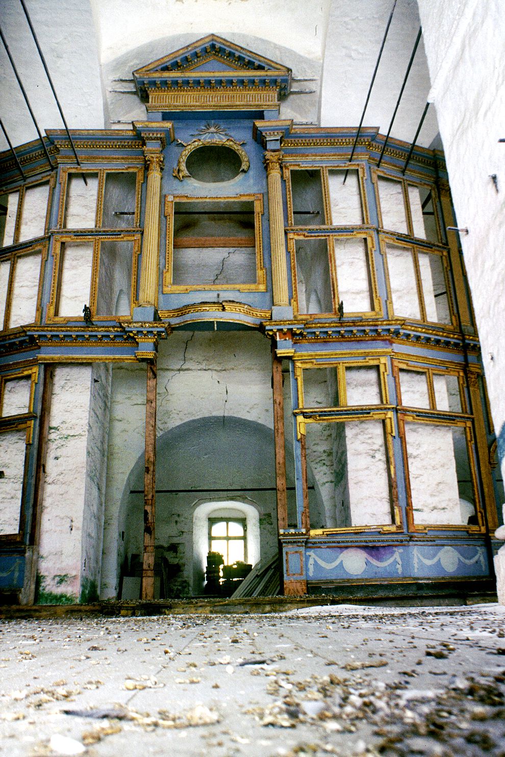 Kargopol
Russia. Arkhangelsk Region. Kargopol District
Churches of the AnnunciationStaraia Torgovaia square
Interior. Iconostasis
1999-01-04
© Photographs by William Brumfield