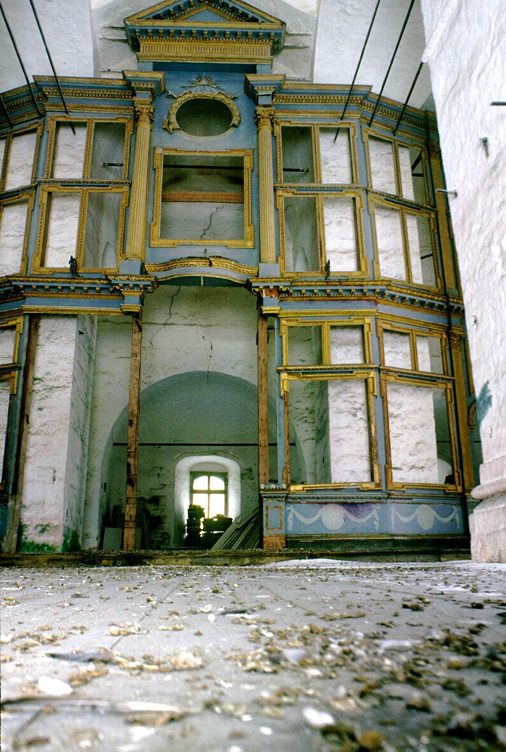 Kargopol
Russia. Arkhangelsk Region. Kargopol District
Churches of the AnnunciationStaraia Torgovaia square
Interior. Iconostasis
1999-01-04
© Photographs by William Brumfield