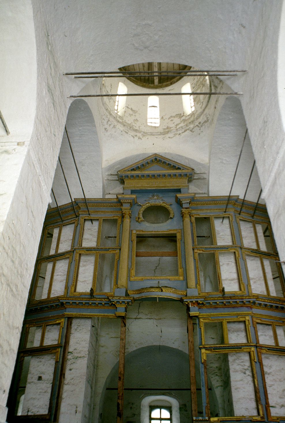 Kargopol
Russia. Arkhangelsk Region. Kargopol District
Churches of the AnnunciationStaraia Torgovaia square
Interior. Iconostasis
1999-01-04
© Photographs by William Brumfield