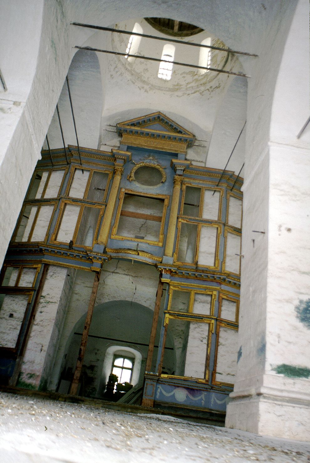 Kargopol
Russia. Arkhangelsk Region. Kargopol District
Churches of the AnnunciationStaraia Torgovaia square
Interior. Iconostasis
1999-01-04
© Photographs by William Brumfield