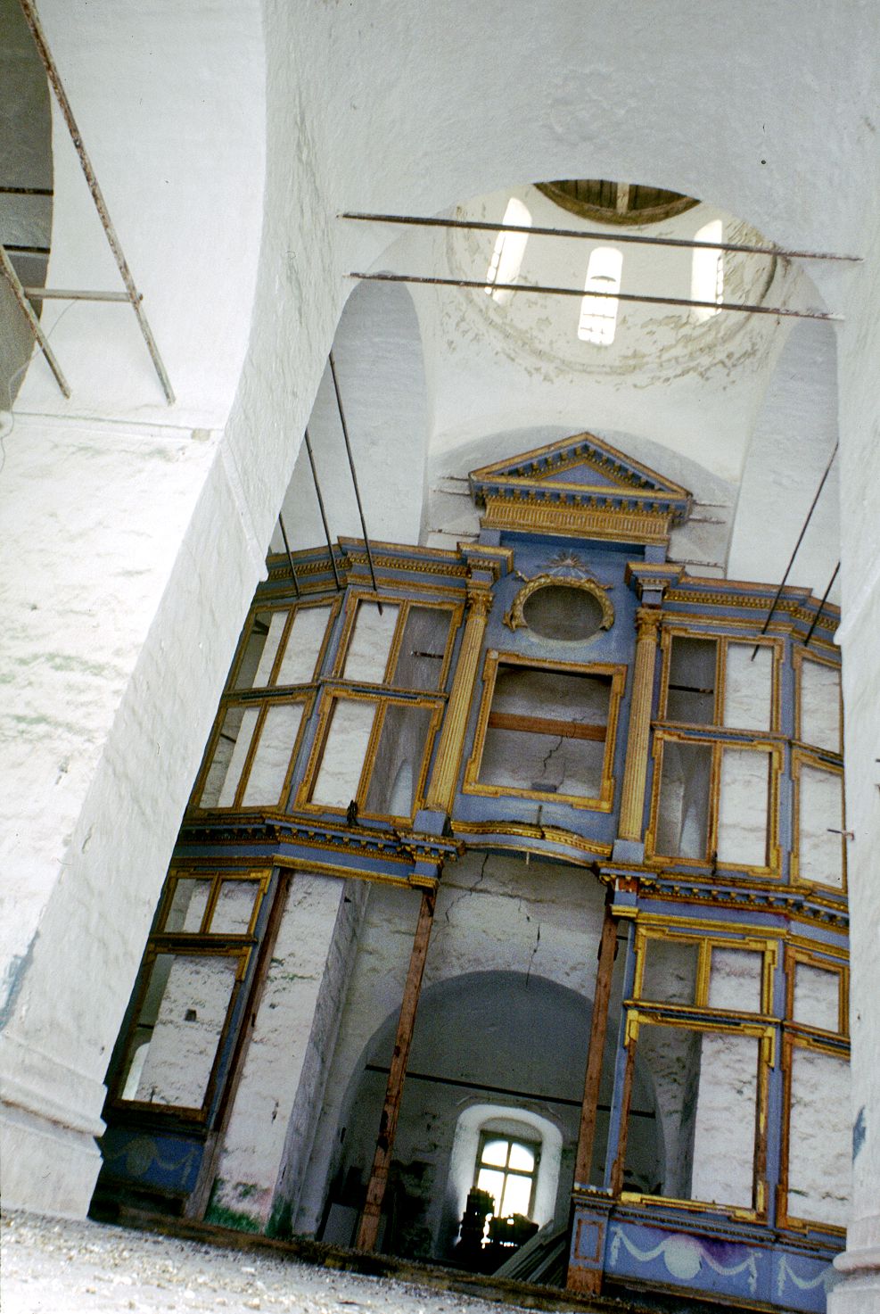 Kargopol
Russia. Arkhangelsk Region. Kargopol District
Churches of the AnnunciationStaraia Torgovaia square
Interior. Iconostasis
1999-01-04
© Photographs by William Brumfield