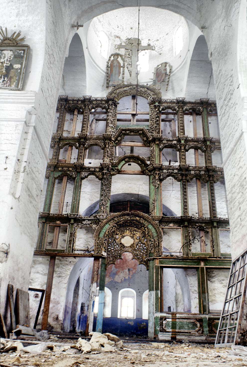 Kargopol
Russia. Arkhangelsk Region. Kargopol District
Church of the Resurrection
Interior. Iconostasis
1999-11-28
© Photographs by William Brumfield