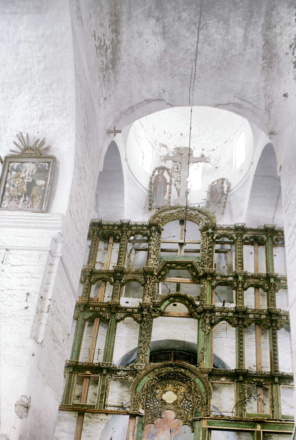 Kargopol
Russia. Arkhangelsk Region. Kargopol District
Church of the Resurrection
Interior. Iconostasis
1999-11-28
© Photographs by William Brumfield