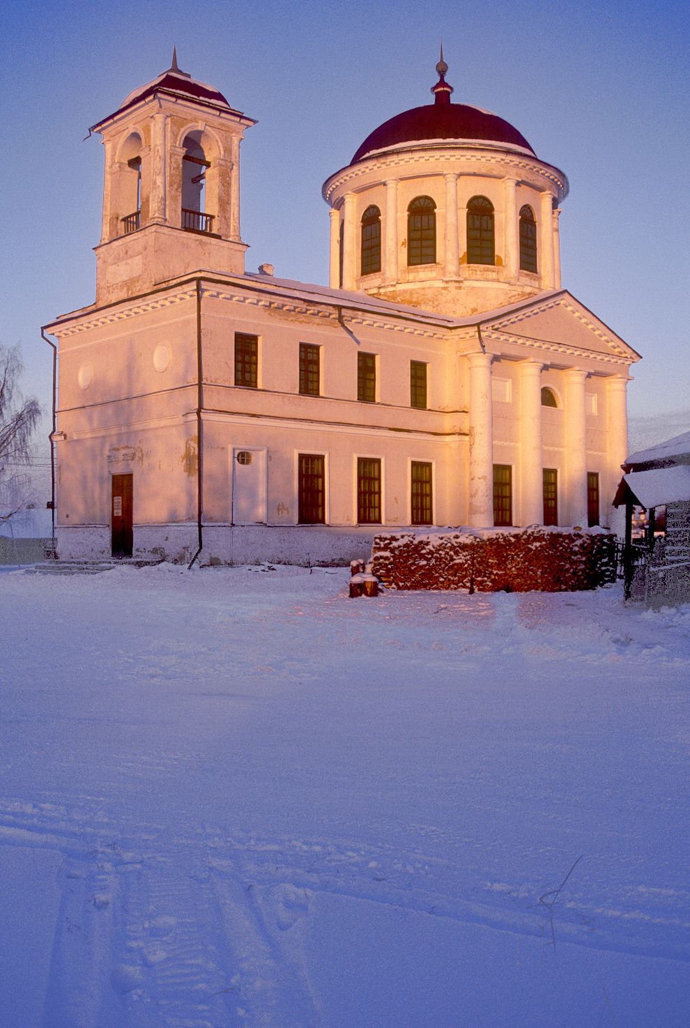 Kargopol
Russia. Arkhangelsk Region. Kargopol District
Church of Saints Zosima and SavvatyKrasnaia Gorka street 8
1999-11-25
© Photographs by William Brumfield