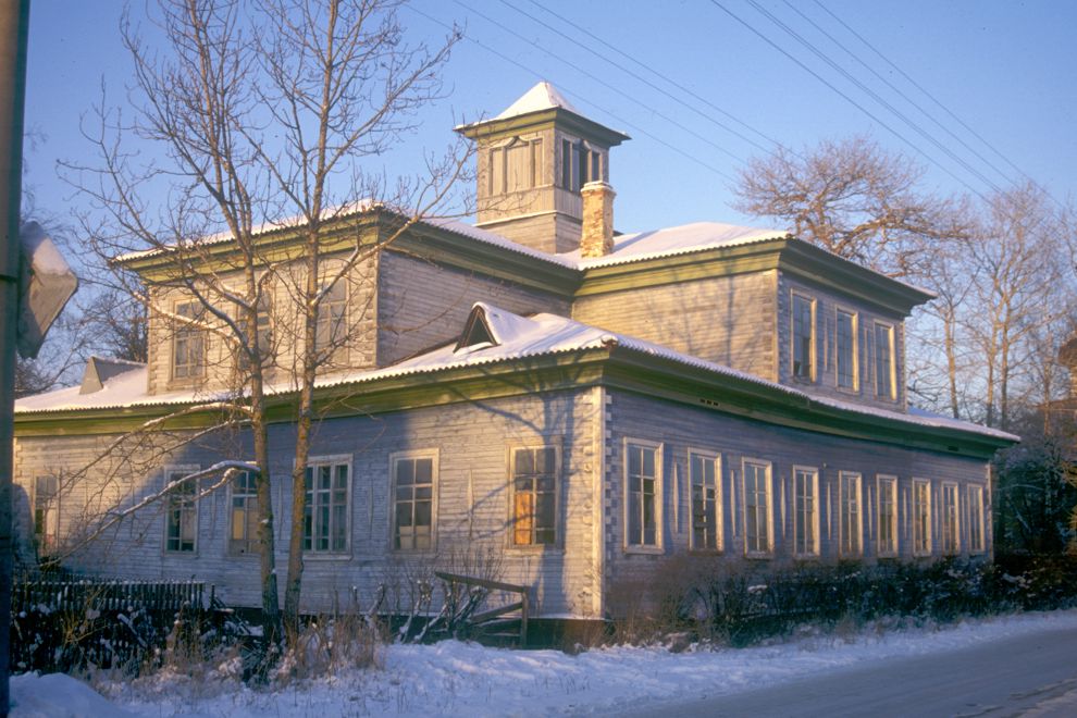 Каргополь, г.
Россия. Архангельская обл.. Каргопольский р-н
Дом лесопромышленника Вагнера, начало 20 века
1999-11-25
© Фотографии Уильяма Брумфилда