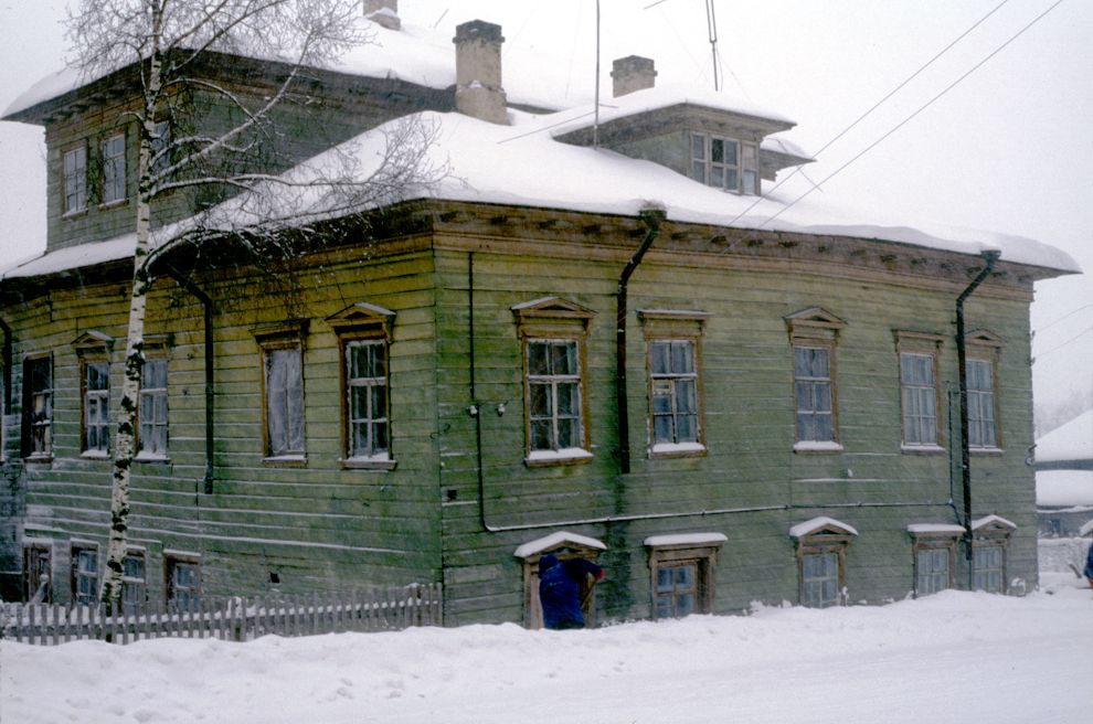 Каргополь, г.
Россия. Архангельская обл.. Каргопольский р-н
Дом Серкова, третья четверть 19 в.
1999-01-04
© Фотографии Уильяма Брумфилда