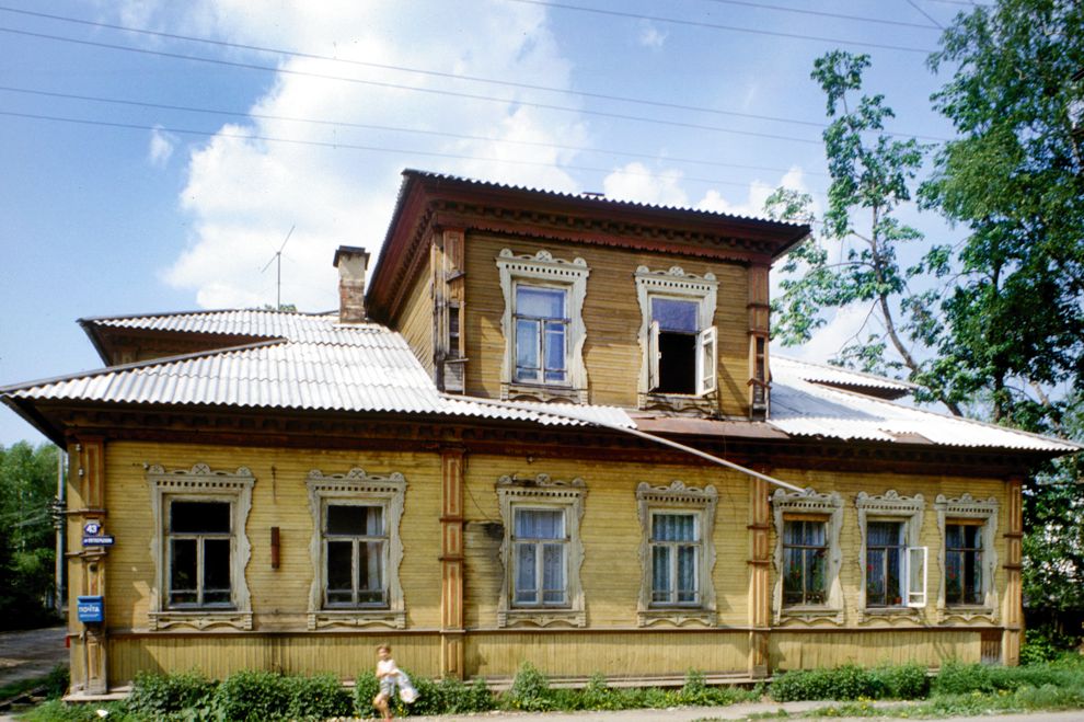 Каргополь, г.
Россия. Архангельская обл.. Каргопольский р-н
Дом купца Мокеева, начало 20 века
1998-06-15
© Фотографии Уильяма Брумфилда