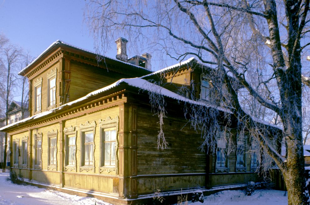 Каргополь, г.
Россия. Архангельская обл.. Каргопольский р-н
Дом купца Мокеева, начало 20 века
1999-11-25
© Фотографии Уильяма Брумфилда