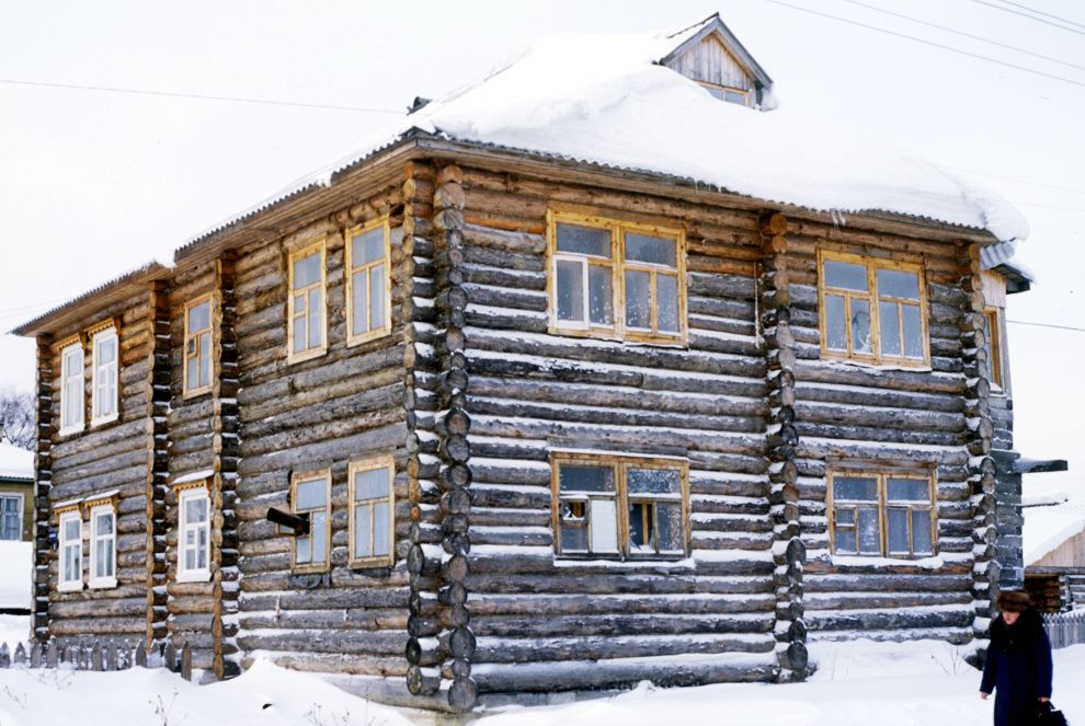 Каргополь, г.
Россия. Архангельская обл.. Каргопольский р-н
Дом Елены Диковой
1998-03-01
© Фотографии Уильяма Брумфилда