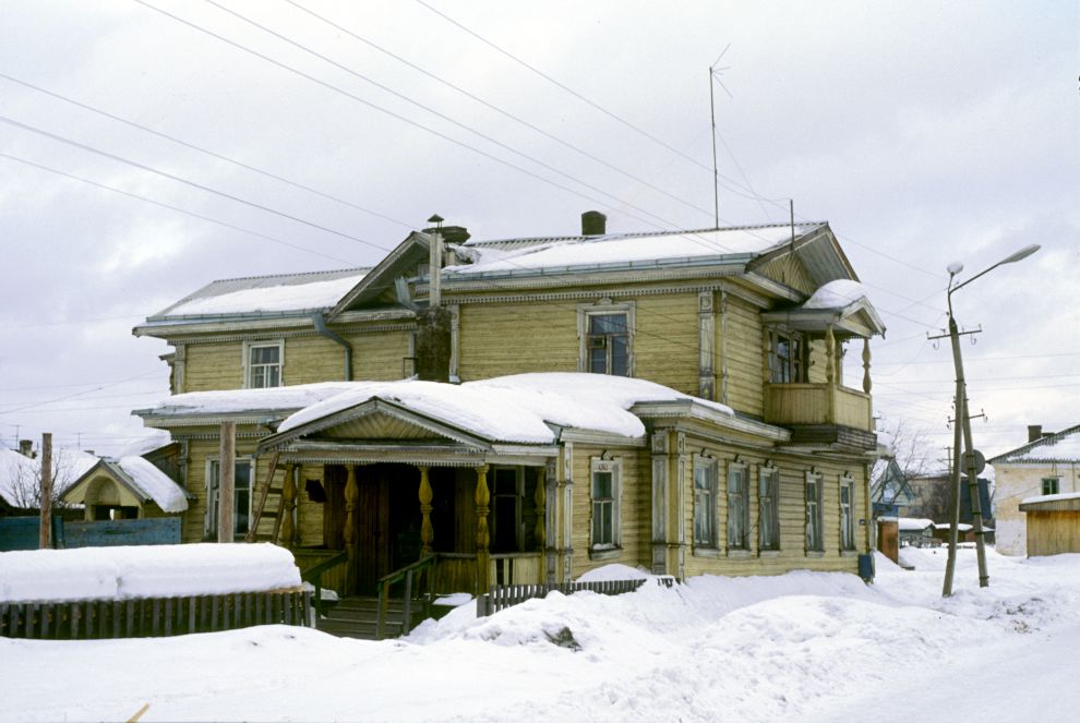 Kargopol
Russia. Arkhangelsk Region. Kargopol District
Log house
1998-03-01
© Photographs by William Brumfield