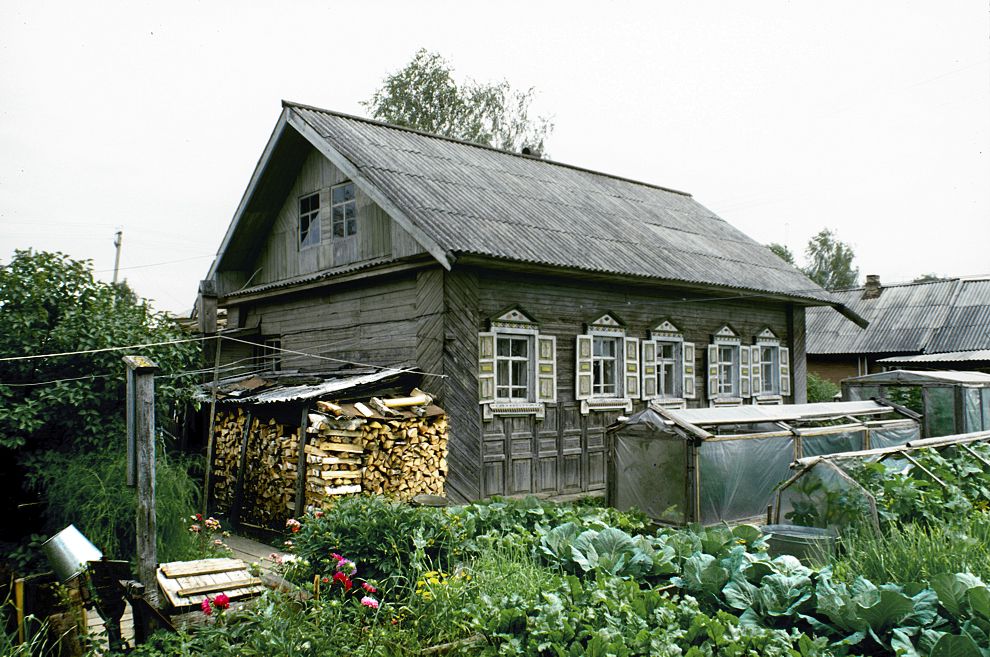 Kargopol
Russia. Arkhangelsk Region. Kargopol District
Valentin Shevelev house
1998-07-29
© Photographs by William Brumfield