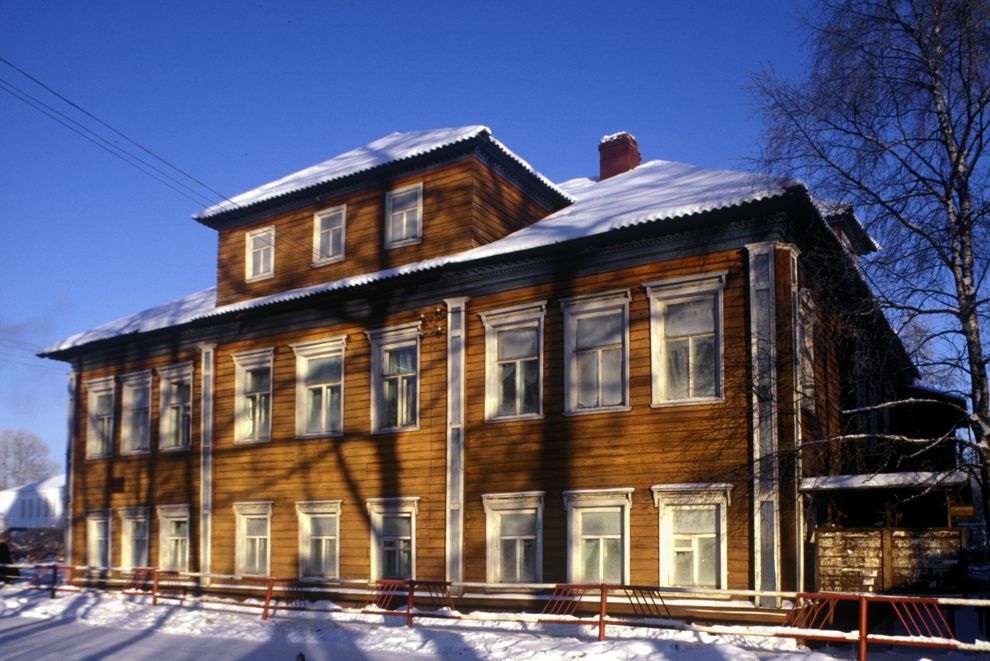 Kargopol
Russia. Arkhangelsk Region. Kargopol District
Wooden apartment house
1999-11-25
© Photographs by William Brumfield