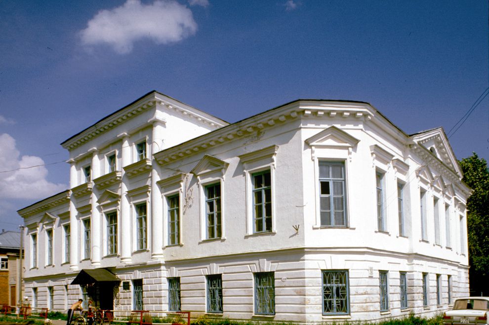 Kargopol
Russia. Arkhangelsk Region. Kargopol District
Administrative building (prisutstvennye mesta)
1999-07-01
© Photographs by William Brumfield